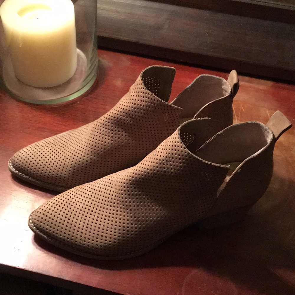 DOLCE VITA Sonya perforated taupe leather booties